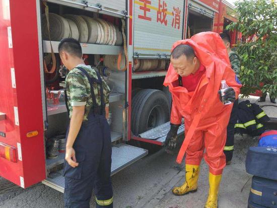 Emergency evacuation of hundreds of tons of concentrated sulfuric acid leakage personnel in Qinzhou, Guangxi (Figure)