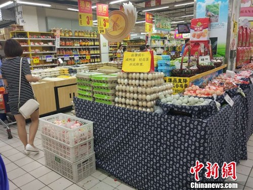 市民正在超市购物。中新网记者 李金磊 摄